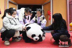 （新春走基层）“00后”赋能丝路潮玩 青年学子投身机器人文旅新场景