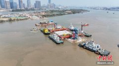 广东最长内河沉管隧道首批三节沉管完成浮运沉放